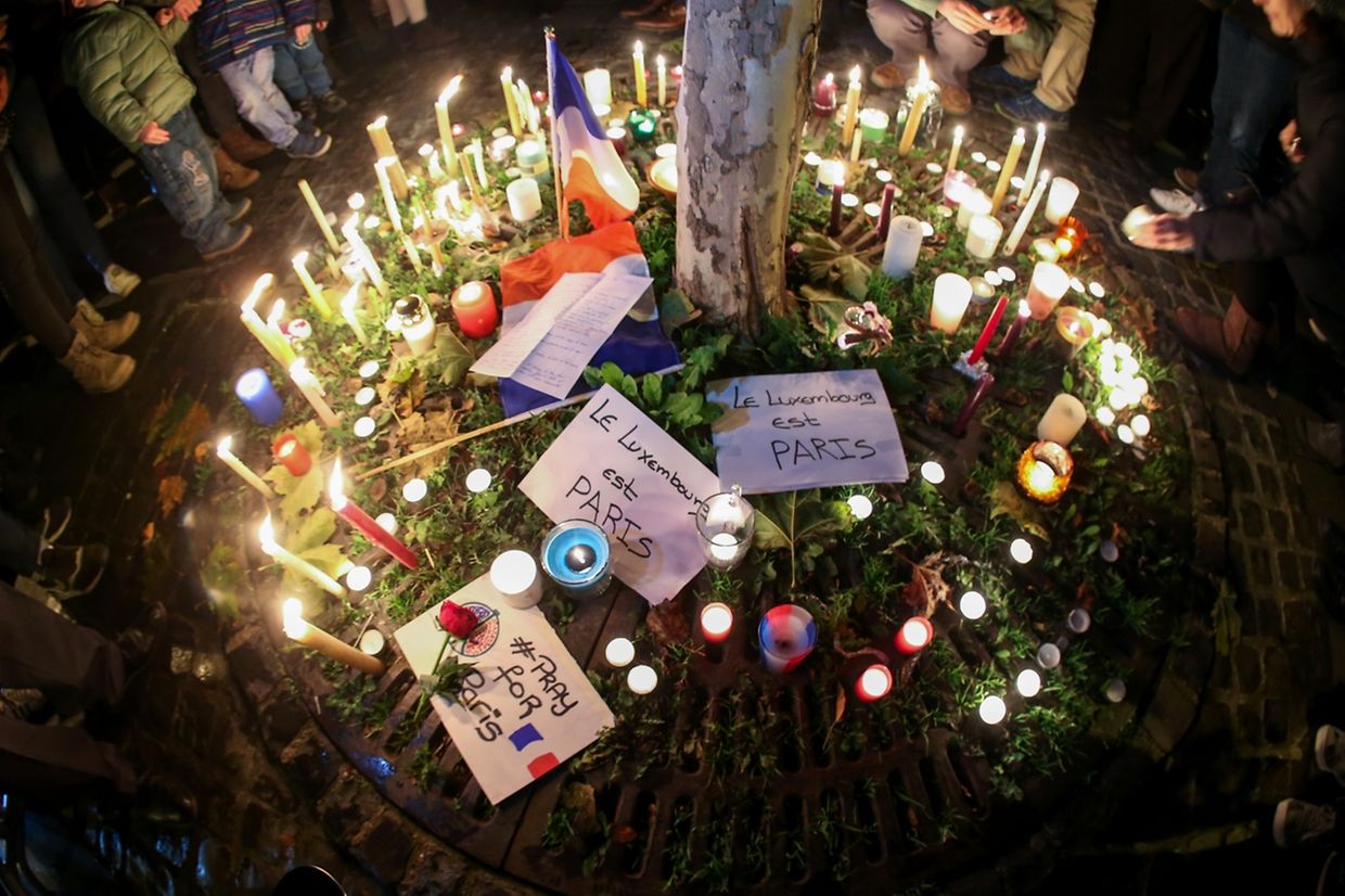 Gedenken an die Opfer der Attentate von Paris auf der Place de Paris in Luxemburg (15. November 2015).