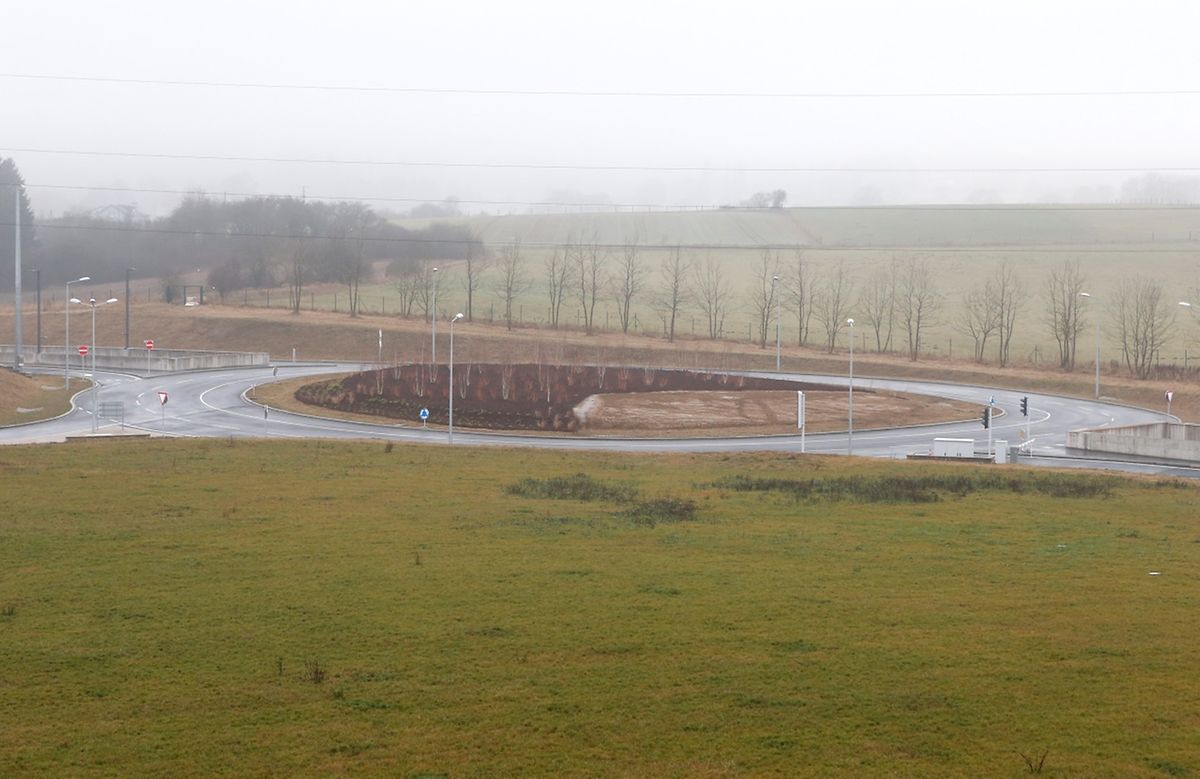 Am Tunnelausgang auf französischer Seite ist dieser Kreisverkehr, von dem aus Autofahrer direkt zum CFL-Parkhaus gelangen können. 