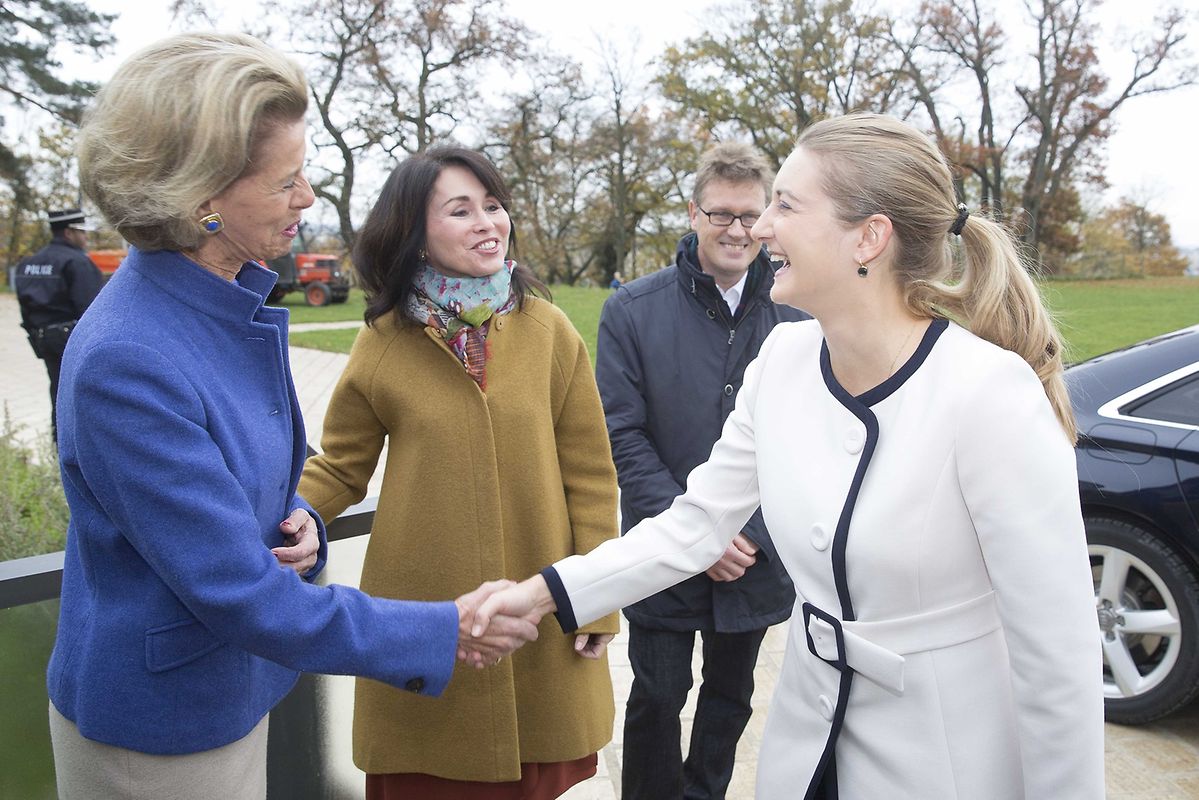 Marie-Françoise Glaesener (l.) von den Amis des Musées d’Art et d’Histoire Luxembourg begrüßt die Erbgroßherzogin (r.)