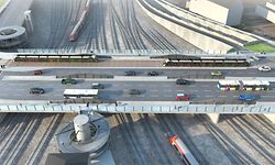 Der Pont Buchler nach seiner Erneuerung im Jahr 2021: Zwei Spuren für die Tram, zwei Spuren für Autos und Busse Richtung Bahnhof und vier Spuren Richtung Bonneweg. Zudem ein Fahrradweg und mehr Platz für Fußgänger.