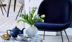 Gold und schwere Stoffe wie Samt spielen derzeit eine Rolle, so wie hier beim dänischen Hersteller Greengate zu sehen.