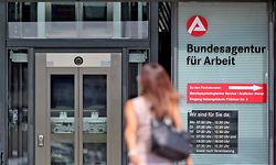 ARCHIV - 25.07.2016, Sachsen, Zwickau: Eine junge Frau geht in das Gebäude der Bundesagentur für Arbeit. (zu dpa «Bekanntgabe der Arbeitsmarktzahlen Sachsen für Mai 2020») Foto: Jan Woitas/dpa-Zentralbild/dpa +++ dpa-Bildfunk +++