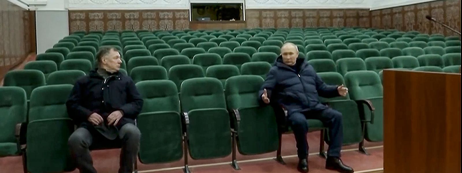 Auf diesem Foto aus einem vom russischen Fernsehsender veröffentlichten Video gestikuliert Wladimir Putin (r)während er mit dem stellvertretenden russischen Ministerpräsidenten Marat Khusnullin im Mariupol-Theater während seines Besuchs in der Stadt spricht.