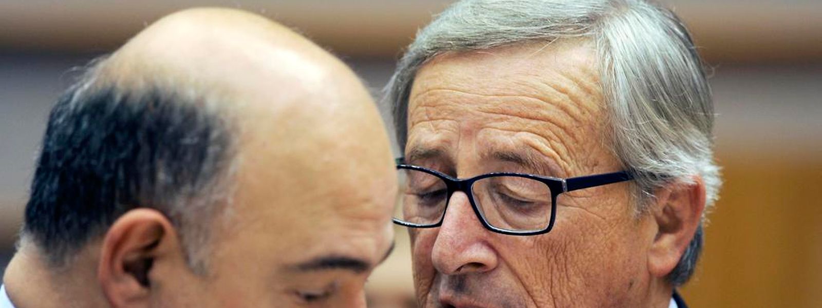 Jean-Claude Juncker et le commissaire aux Affaires économiques, Pierre Moscovici, lors d'une session du Parlement européen le 12 novembre