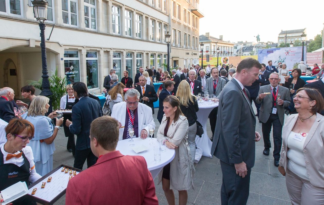 Teilnehmer des "Meet Luxembourg" beim Empfang vor dem Palast.