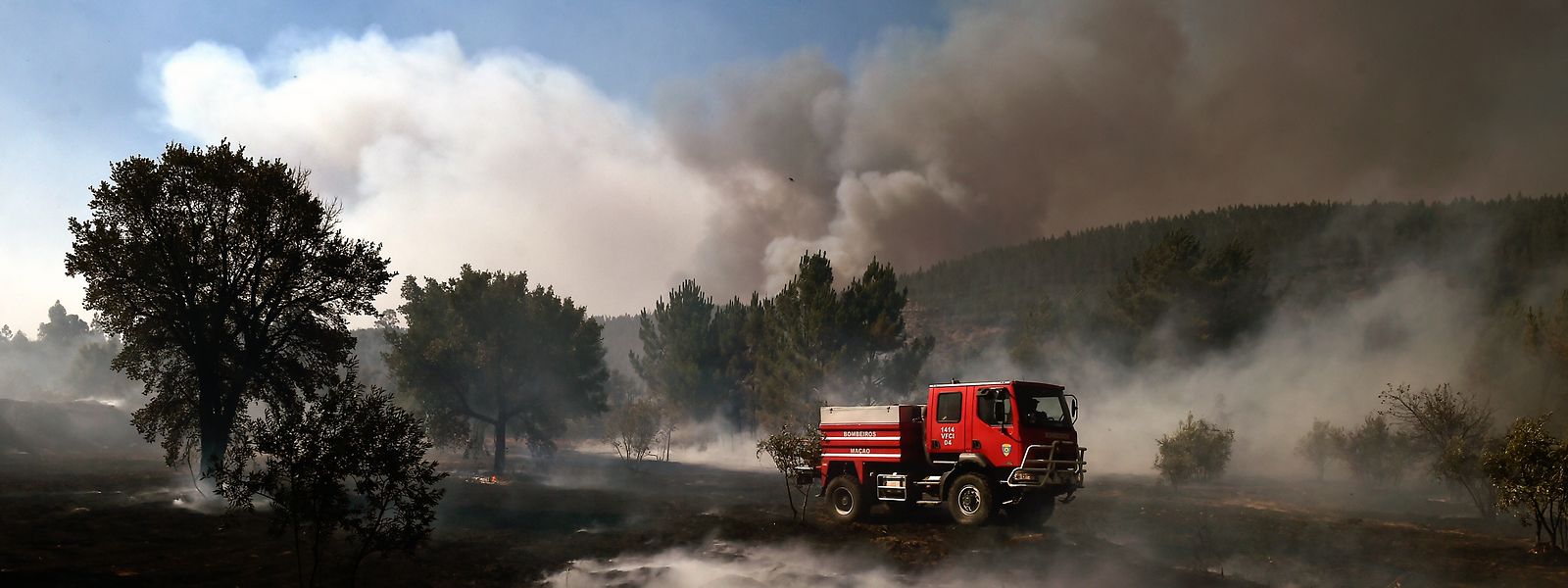 Bombeiros durante o combate a um incêndio em Castelo, Mação, 26 de julho de 2017. Estão envolvidos no combate ao incêndio 1126 bombeiros, 358 viaturas e 10 meios aéreos. NUNO ANDRÉ FERREIRA/LUSA