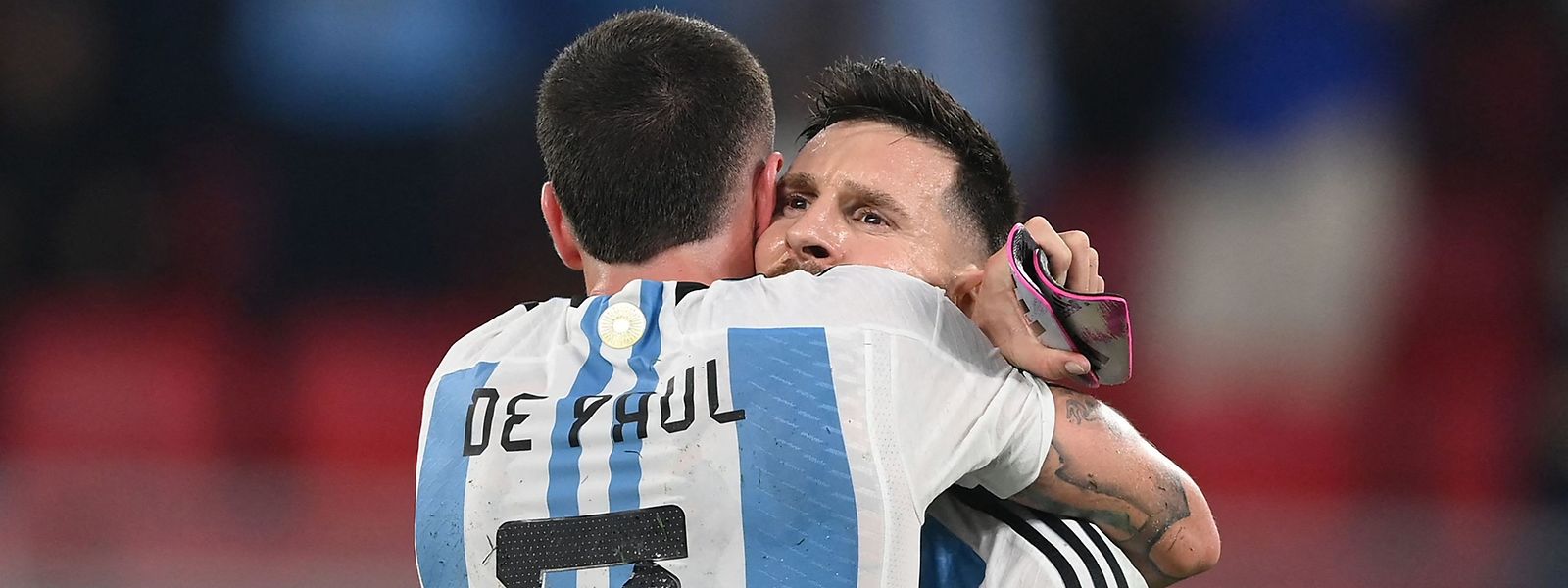 Lionel Messi freut sich mit Rodrigo de Paul (l.).