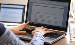 ARCHIV - 26.03.2020, Baden-Württemberg, Waldenbuch: Eine Schülerin sitzt in einem Arbeitszimmer und arbeitet für die Schule.     (zu dpa «Bildungsverbände machen Front gegen Microsoft-Lernplattform») Foto: Sebastian Gollnow/dpa +++ dpa-Bildfunk +++