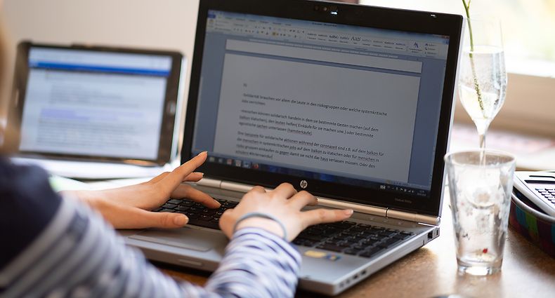 ARCHIV - 26.03.2020, Baden-Württemberg, Waldenbuch: Eine Schülerin sitzt in einem Arbeitszimmer und arbeitet für die Schule.     (zu dpa «Bildungsverbände machen Front gegen Microsoft-Lernplattform») Foto: Sebastian Gollnow/dpa +++ dpa-Bildfunk +++