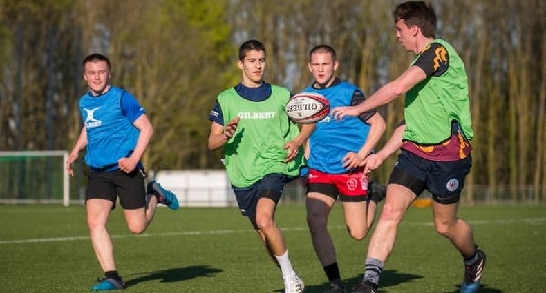Manuel Grincho, à esquerda, e Tiago Monge, à direita, ambos de colete verde, são dois dos jogadores portugueses do Rugby Club Luxembourg