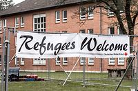 Cartaz com a frase "refugiados, bem-vindos" em Bad Segeberg, na Alemanha. 