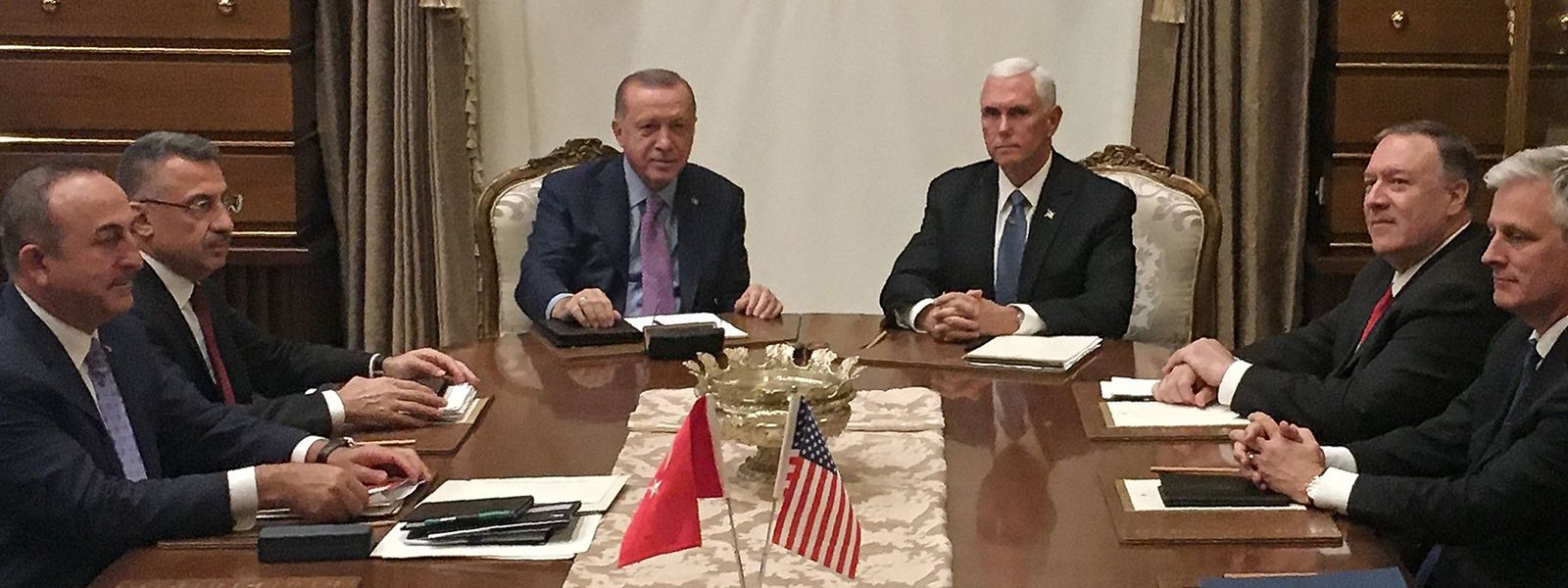 Der türkische Präsident Tayyip Erdogan (Mitte links) und US-Vizepräsident Mike Pence (Mitte rechts) am Verhandlungstisch. Rechts neben Pence US-Außenminister Mike Pompeo, ganz links sein türkischer Amtskollege Mevlut Cavusoglu, daneben Vizepräsident Fuat Oktay.