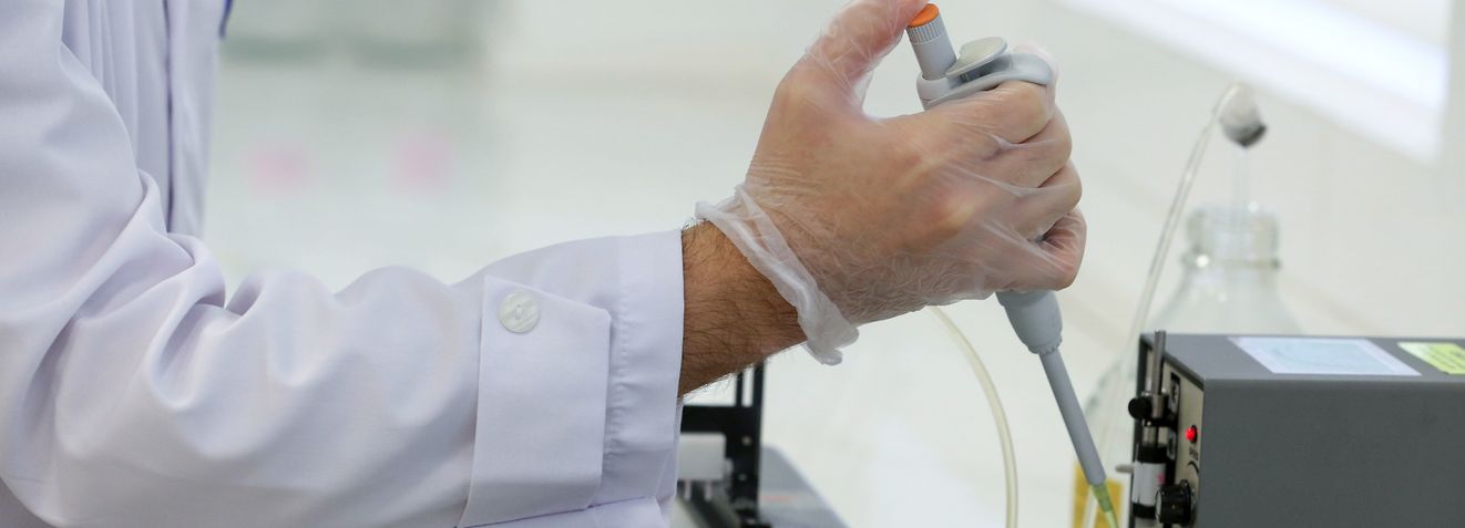 An Iranian doctor works on the production of COVID-19 test kits at a medical center in Karaj, in the northern Alborz Province, on April 11, 2020. - Iran reported 125 new deaths from the novel coronavirus, raising the overall toll in the Middle East's worst-hit country to 4,357. (Photo by ATTA KENARE / AFP)
