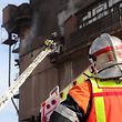 Insgesamt 80 Feuerwehrleute kämpften am vergangenen Dienstag gegen den Brand in einem Industriegebäude am ehemaligen Werksgelände Arbed-Schifflingen.