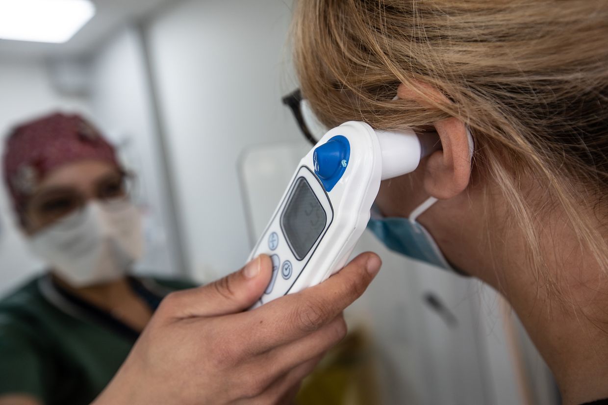Le personnel médical vérifie sa température et procède à un test de dépistage.