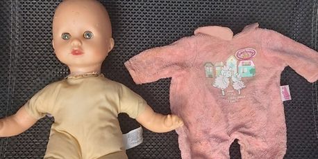 Puppe in Flut-Gebiet gefunden - Helfer suchen Besitzer - Vimarsana News