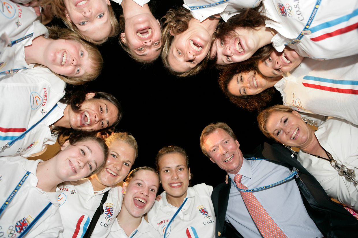 Bei den Spielen der kleinen europäischen Länder in Monaco im Jahr 2007 lässt sich das großherzogliche Paar von der Feierlaune der Volleyball-Damen mitreißen.