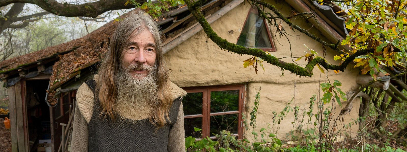 Friedmunt Sonnemann vive há mais de três décadas numa cabana construída na floresta.