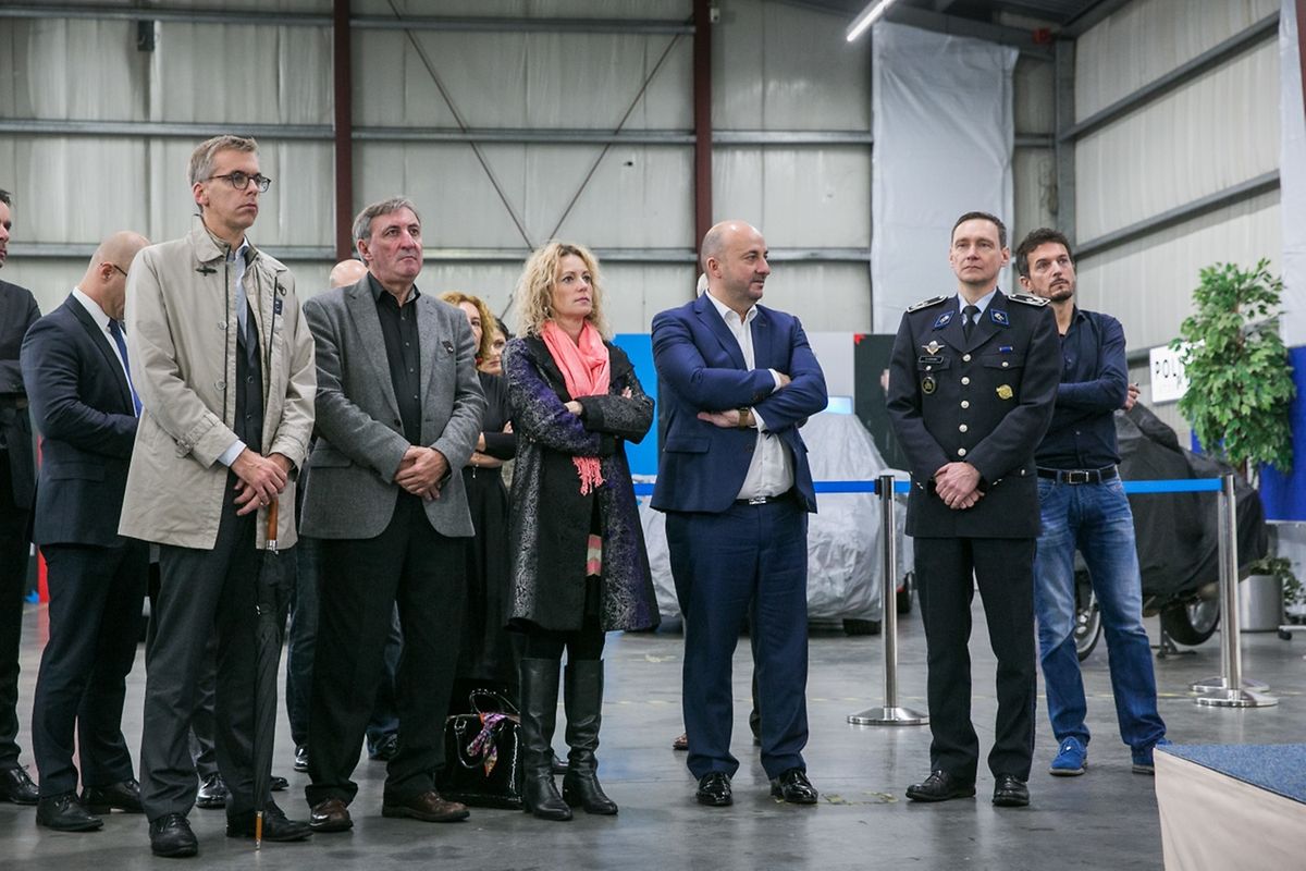 Bis März 2018 sollen 220 Fahrzeuge und 60 Motorräder, die Kommissariatsschilder, die Polizeidokumente und die Kleidung der rund 2.000 Polizisten an die neue „Corporate identity“ angepasst werden. 