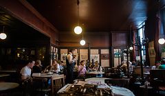 ARCHIV - 30.09.2016, Österreich, Wien: Gäste unterhalten sich in einem Kaffeehaus. (zu dpa «Öffnungsplan in Österreich bestätigt: Lokale ab 15. Mai wieder offen») Foto: Christian Bruna/EPA/dpa +++ dpa-Bildfunk +++