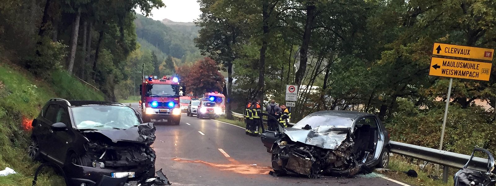 Drei Personen wurden bei der Frontalkollision verletzt.