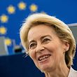 dpatopbilder - 16.07.2019, Frankreich, Straßburg: Ursula von der Leyen steht nach ihrer Bewerbungsrede vor den Abgeordneten des Europaparlaments im Plenarsaal. Von der Leyen bewirbt sich als neue EU-Kommissionspräsidentin. Die Staats- und Regierungschefs der EU hatten die CDU-Politikerin als Nachfolgerin von EU-Kommissionspräsident Juncker vorgeschlagen. Foto: Michael Kappeler/dpa +++ dpa-Bildfunk +++