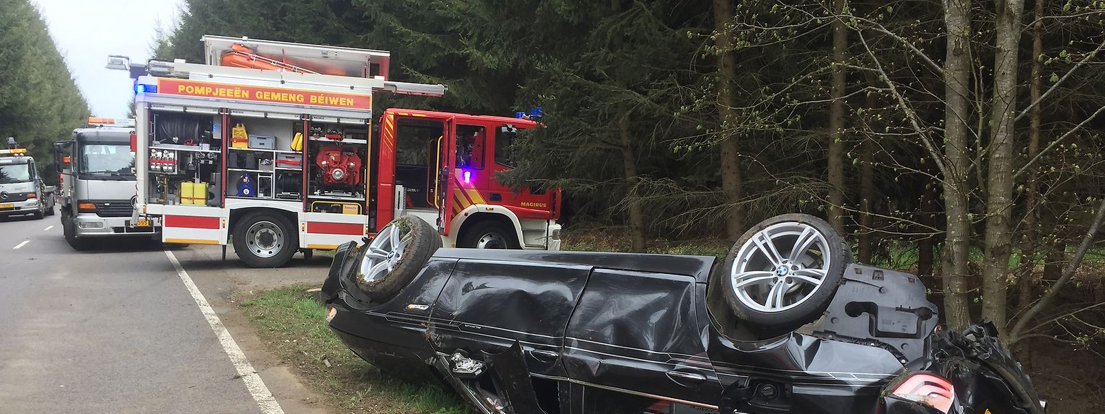Eine Person wurde in ihrem Wagen eingeklemmt und schwer verletzt ins Krankenhaus gebracht. 