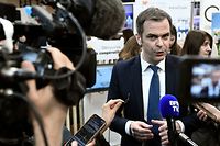 French Government's Spokesperson Olivier Veran (CR) addresses the press at the 59th Agriculture fair in Paris on March 2, 2023. - The 2023 edition of the International Agriculture Fair takes place in Paris from February 25 till March 5, 2023. (Photo by STEPHANE DE SAKUTIN / AFP)