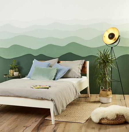Mehr Grün fürs Zuhause: Die Sehnsucht nach mehr Natur bringt Pflanzen- und Landschaftsmotive in unser Zuhause. Hier ein Beispiel von Erfurt Tapeten.