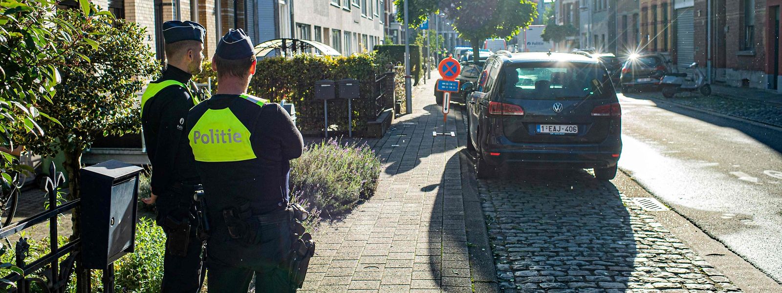 Agentes da polícia de guarda no local onde ocorreu uma troca de tiros fatal esta manhã, em Merksem, Antuérpia. 
