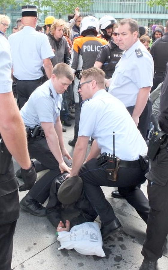 Bei den Krawallen vor dem Konferenzzentrum in Kirchberg waren mehrere Demonstranten und Polizisten verletzt worden.