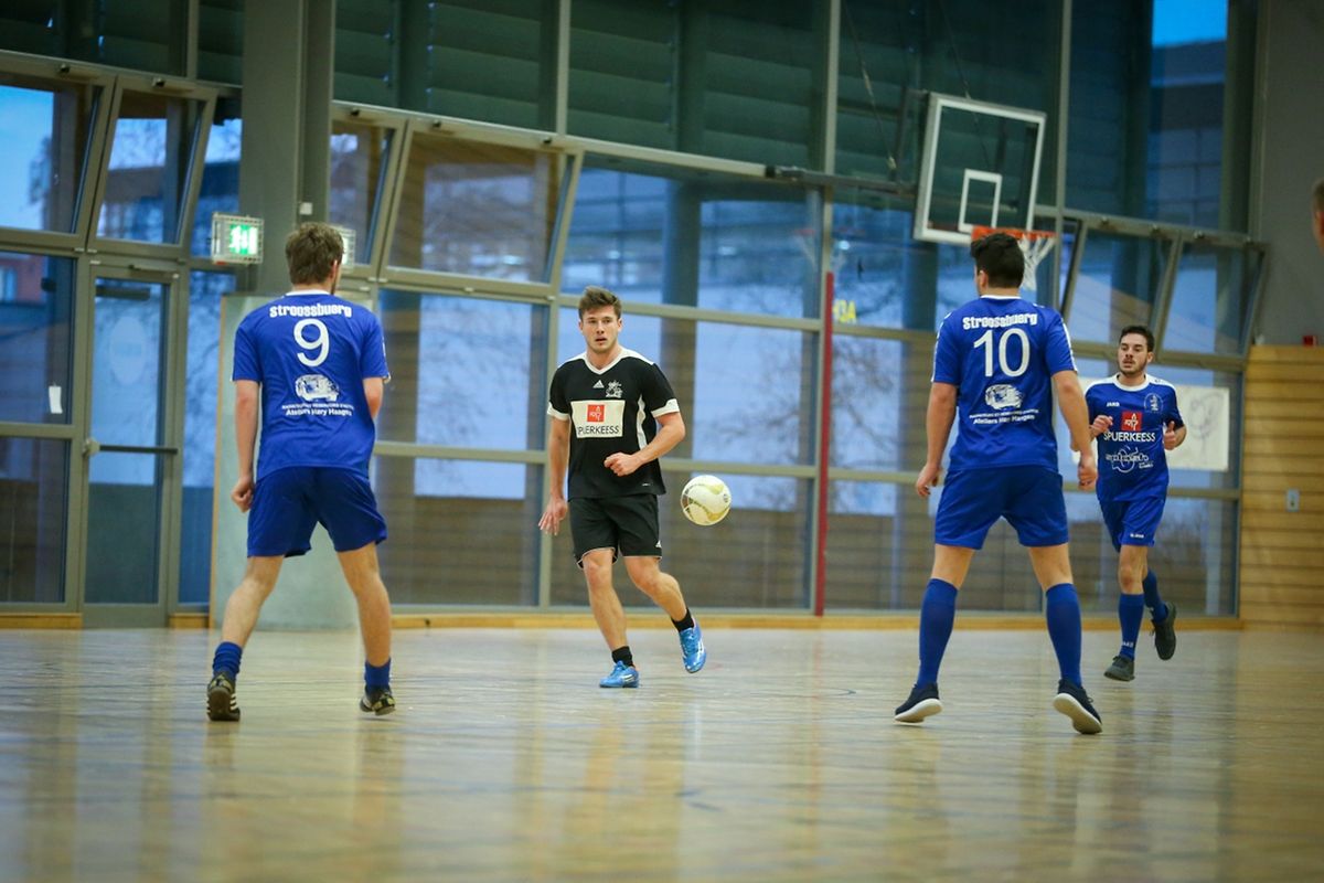 Strasbourg (blau) gegen Brüssel (schwarz).