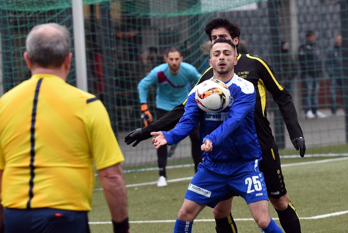 Bruno Ferreira (CS Sanem, n°25) contrôle le ballon de la poitrine sous la menace de Helder Neves (Red-Black Egalité) 