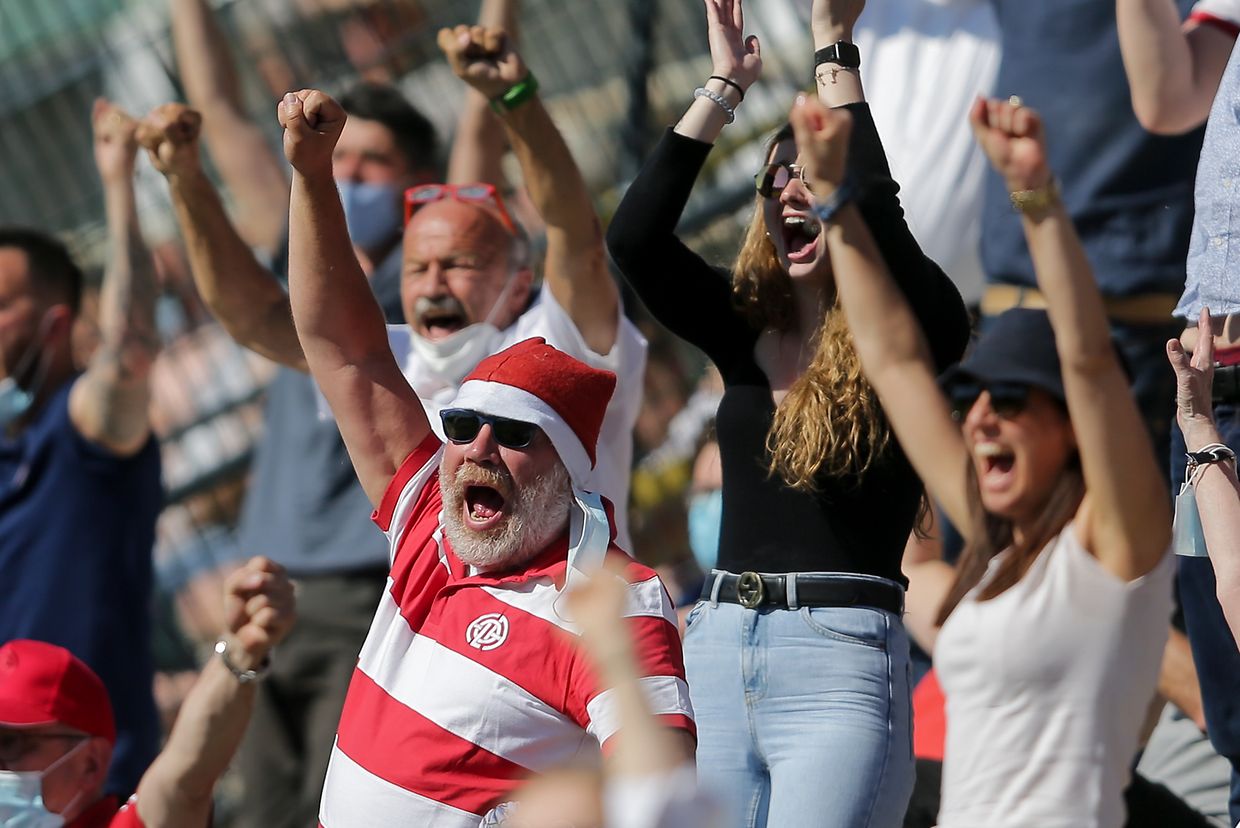 Adeptos do Fola festejam um dos golos da partida.