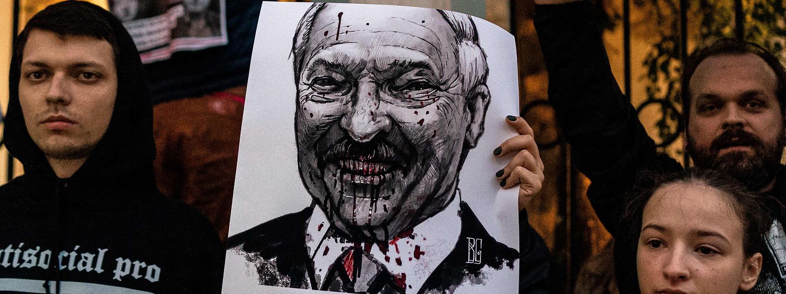 Der Druck wächst: Fünf Tage nach der umstrittenen Präsidentenwahl sind am Donnerstag trotz Repression viele Menschen in Staatsbetrieben in einen Streik gegen Staatschef Alexander Lukaschenko getreten. 