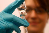 A nurse simulates the preparation of a vaccine dose against the Influenza A (H1N1) virus during an exercise organised by local authorities to test the functioning of a temporary vaccination centre in Haguenau, October 6, 2009.  REUTERS/Vincent Kessler   (FRANCE HEALTH)