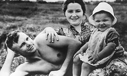 (FILES) In this file photo Soviet cosmonaut Major Yuri Gagarin, first cosmonaut in history, poses on the beach of Glasma with his wife Valentina and daughter Jelena in June 1960. - Sixty years ago Monday Soviet cosmonaut Yuri Gagarin became the first person in space, securing victory for Moscow in its race with Washington and marking a new chapter in the history of space exploration. (Photo by - / AFP)