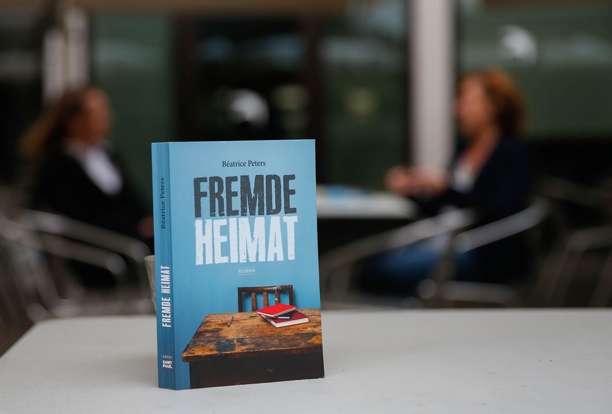 O livro, publicado em alemão nas edições Saint-Paul, marca a entrada na ficção luxemburguesa de um tema caro aos portugueses: as dificuldades no sistema de ensino do Luxemburgo. 