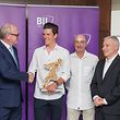 Bob Jungels a reçu son prix de sportif de l'année des mains du directeur général de la BIL Marcel Leyers en présence de Petz Lahure (président de sportspress.lu à gauche), du président de la FSCL Camille Dahm, du Ministre des sports Dan Kersch et du président du COSL André Hoffmann.