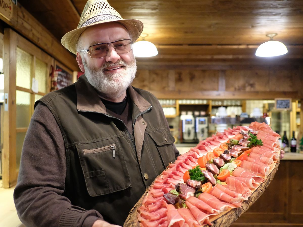 Bernhard Andris in einer Gaststube im Raimartihof: Die Familie betreibt den Hof in der sechsten Generation. 