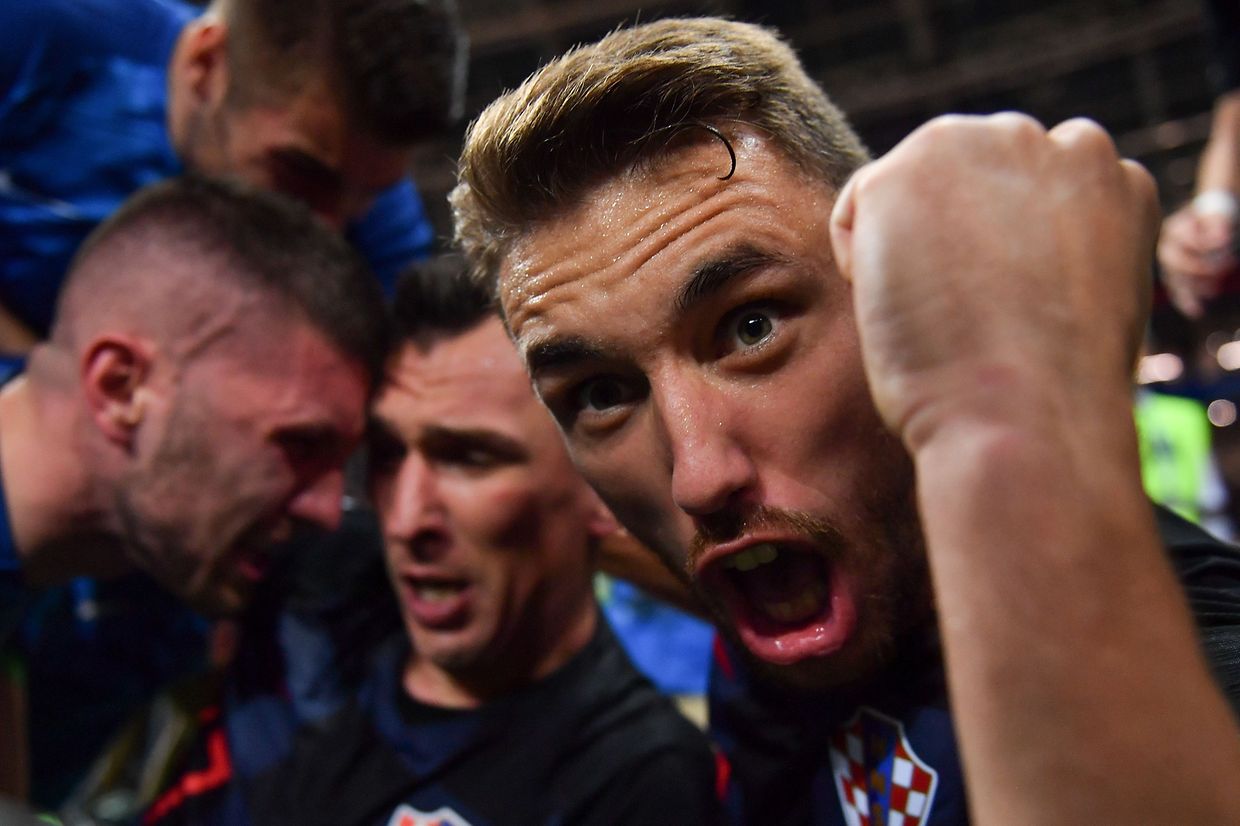 Kroatiens Josip Pivaric freut sich über das Tor zum 2:1 im Halbfinale gegen England.