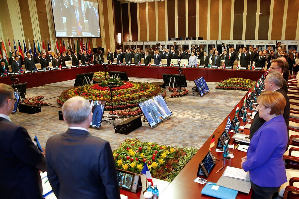Schweigeminute der Regierungschefs beim Asien-Europa-Gipfel für die Opfer der Terrorattacke in Nizza. 