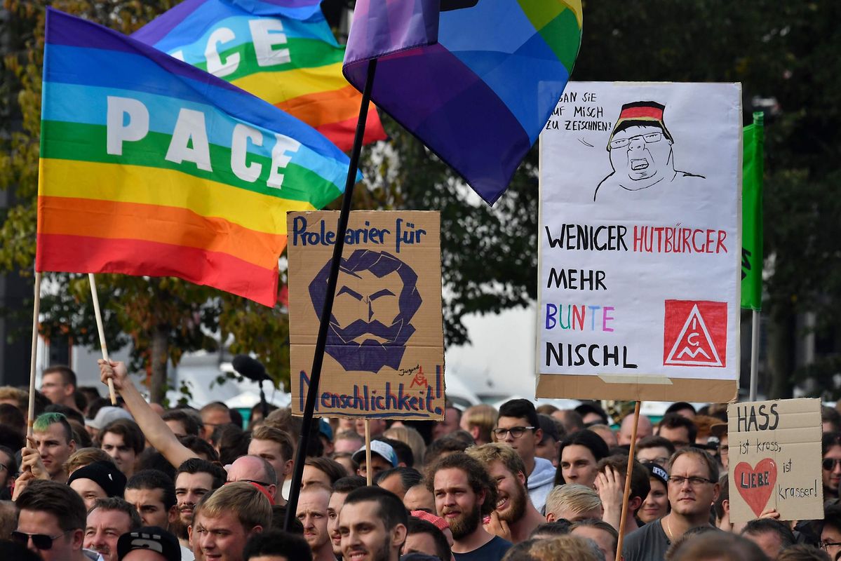 Zuschauer stehen vor dem Konzert unter dem Motto «#wirsindmehr» auf dem Parkplatz vor der Johanniskirche. Bei dem Konzert traten unter anderem Marteria und Casper, Kraftclub, Feine Sahne Fischfilet und die Toten Hosen auftreten.