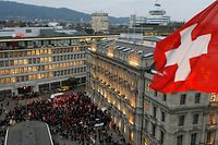 Members of Swiss unions demonstrate in front of the headquarters of Swiss banks UBS and Credit Suisse at the Paradeplatz Square in Zurich October 23, 2008. The protesters wanted the bank managers to return the bonuses they had received.   REUTERS/Arnd Wiegmann (SWITZERLAND)