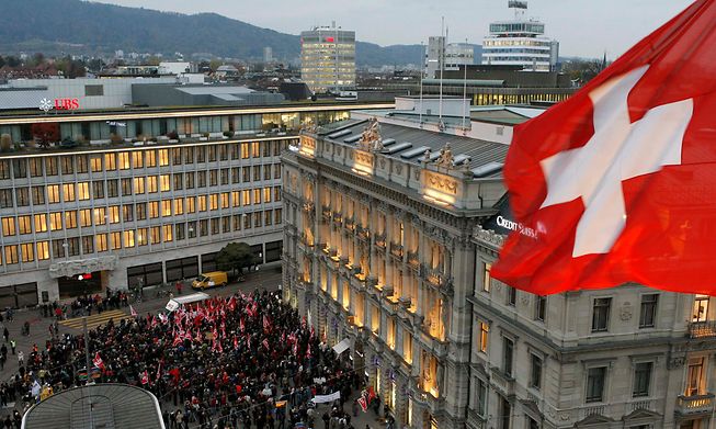 Members of Swiss unions demonstrate in front of the headquarters of Swiss banks UBS and Credit Suisse at the Paradeplatz Square in Zurich October 23, 2008