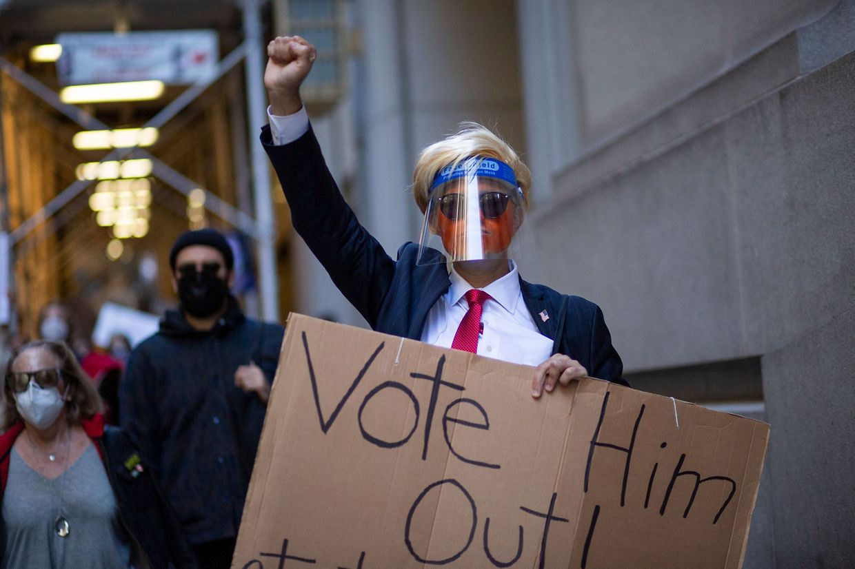 Manifestantes na Marcha das Mulheres de 17 de outubro de 2020 contra a nomeação de Amy Coney Barrett's para o Supremo Tribunal. 