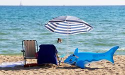 ARCHIV - Zum Themendienst-Bericht von Philipp Laage vom 23. September 2021: Strand in Palma: Mallorca dürfte in den Herbstferien wieder zu den Top-Zielen für den Familienurlaub zählen. Foto: Clara Margais/dpa/dpa-tmn - Honorarfrei nur für Bezieher des dpa-Themendienstes +++ dpa-Themendienst +++