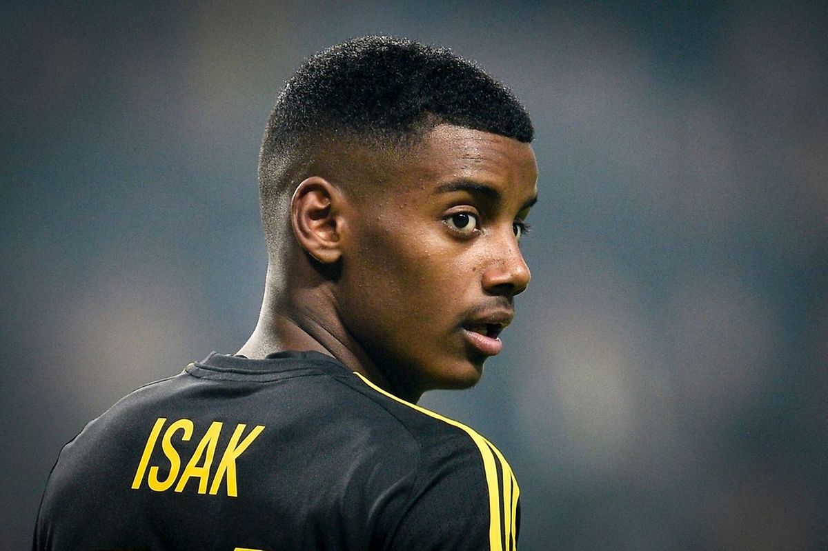 Isak, jeune international suédois de 17 ans, passe au Borussia Dortmund pour 10 millions d'euros.