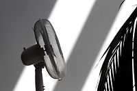 ARCHIV - Zum Themendienst-Bericht am 4. Juli 2022: Ventilatoren sorgen an heißen Tagen für eine kühle Brise. Foto: Karl-Josef Hildenbrand/dpa/dpa-tmn - Honorarfrei nur für Bezieher des dpa-Themendienstes +++ dpa-Themendienst +++