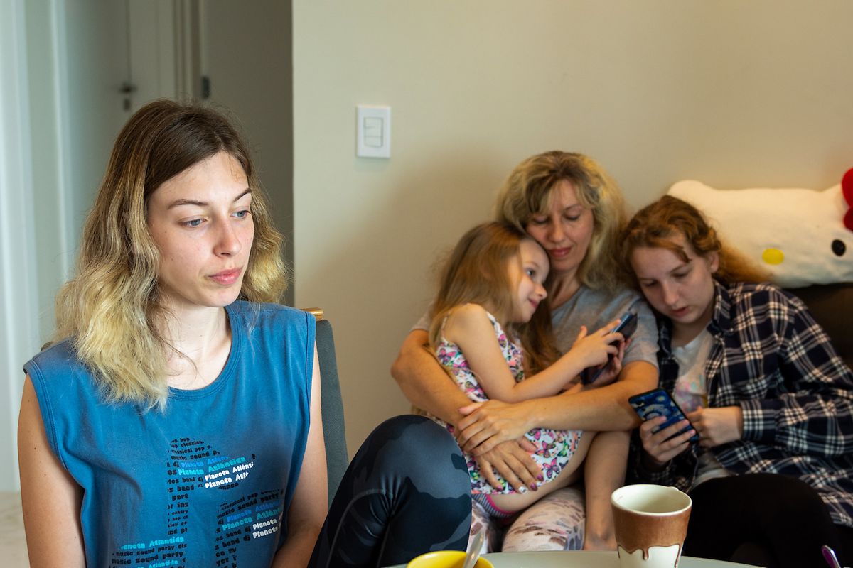Die 22-jährige Anastasia Ivanova (l.), ihre Mutter Laryssa Moskvichova und zwei jüngere Schwester, Sofia und Ruslana, sitzen in einer Wohnung, die ihnen nach der Flucht aus dem Krieg in der Ukraine von einer Kirche zur Verfügung gestellt wurde. In Brasilien haben sie ein Stück Heimat und die Einflüsse früherer ukrainischer Einwanderer gefunden.